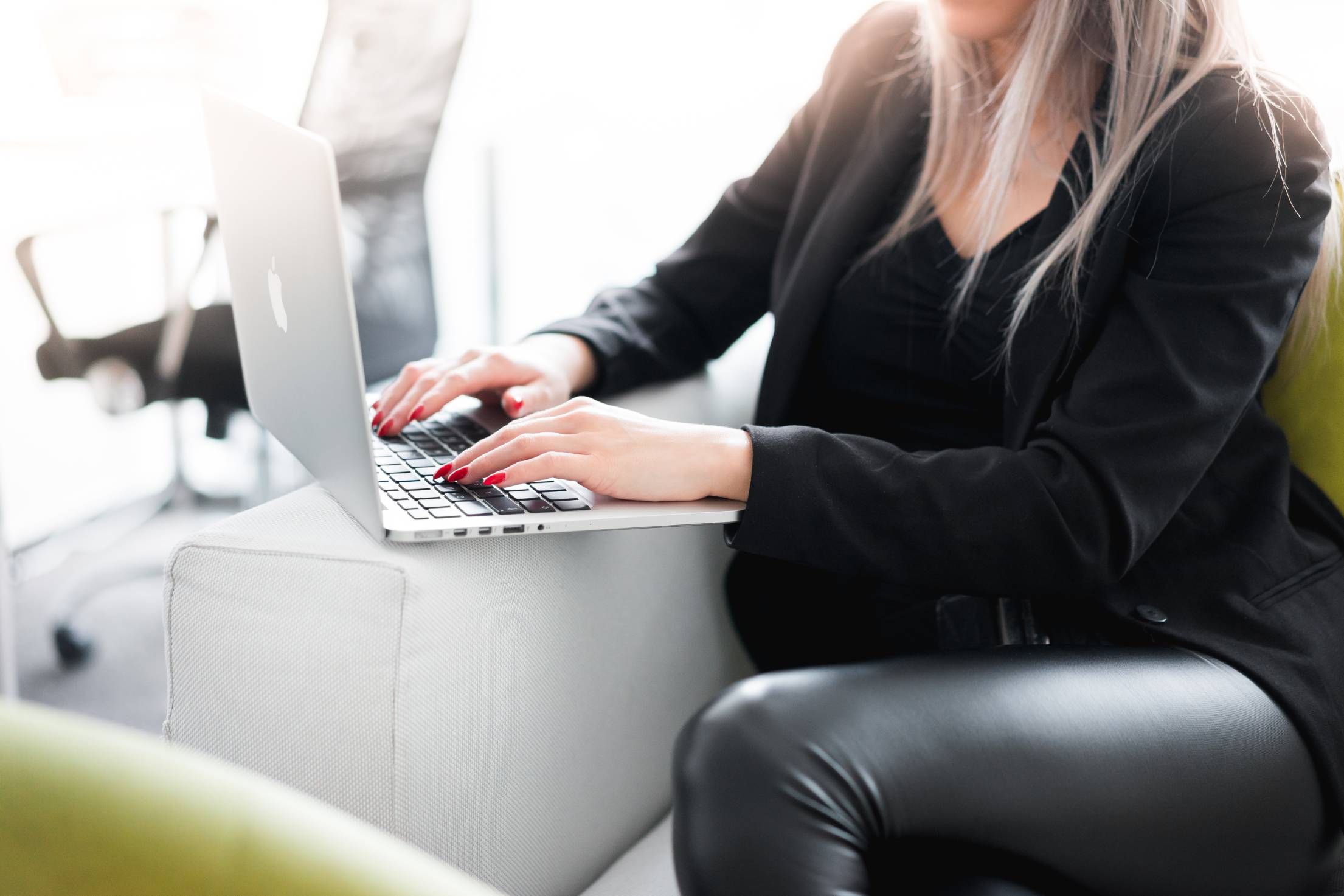 Business Woman Entrepreneur Working in the Office Free Photo